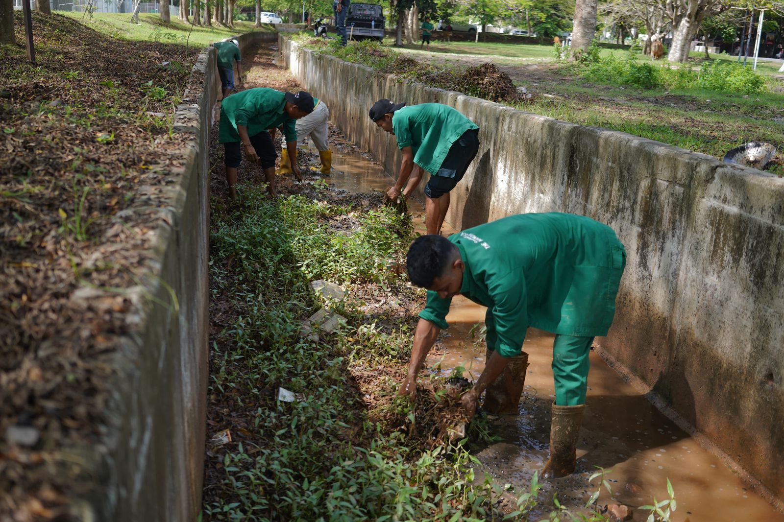 Sejumlah petugas kebersihan dari ITDC membersihkan saluran drainase di seluruh area operasional KEK Mandalika, Rabu (5/11).