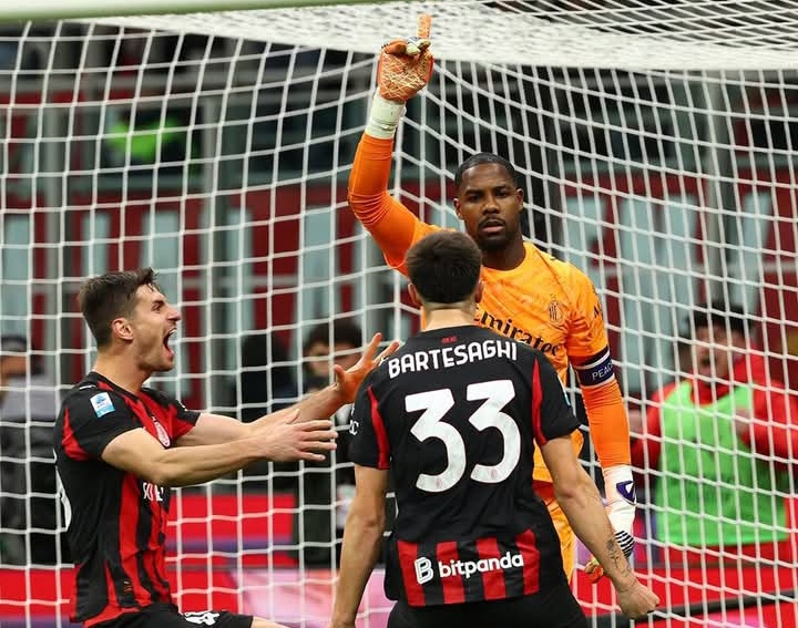 Para pemain AC Milan menghampiri Mike Maignan setelah menepis tendangan pinalti Paulo Dybala, AS Roma.