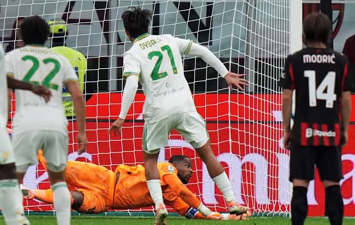 Aksi Mike Maignan, kiper AC Milan menepis tendangan pinalti Paulo Dybala dari AS Roma.