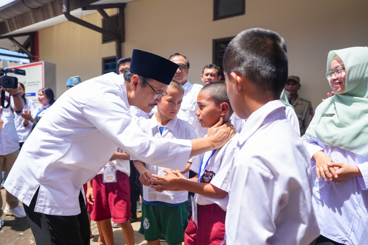 Mensos Gus Ipul saat bersama para siswa Sekolah Rakyat Terpadu (SRT) 53 Pontianak, di Aula Garuda Kantor Gubernur Kalimantan Barat, beberapa waktu lalu.