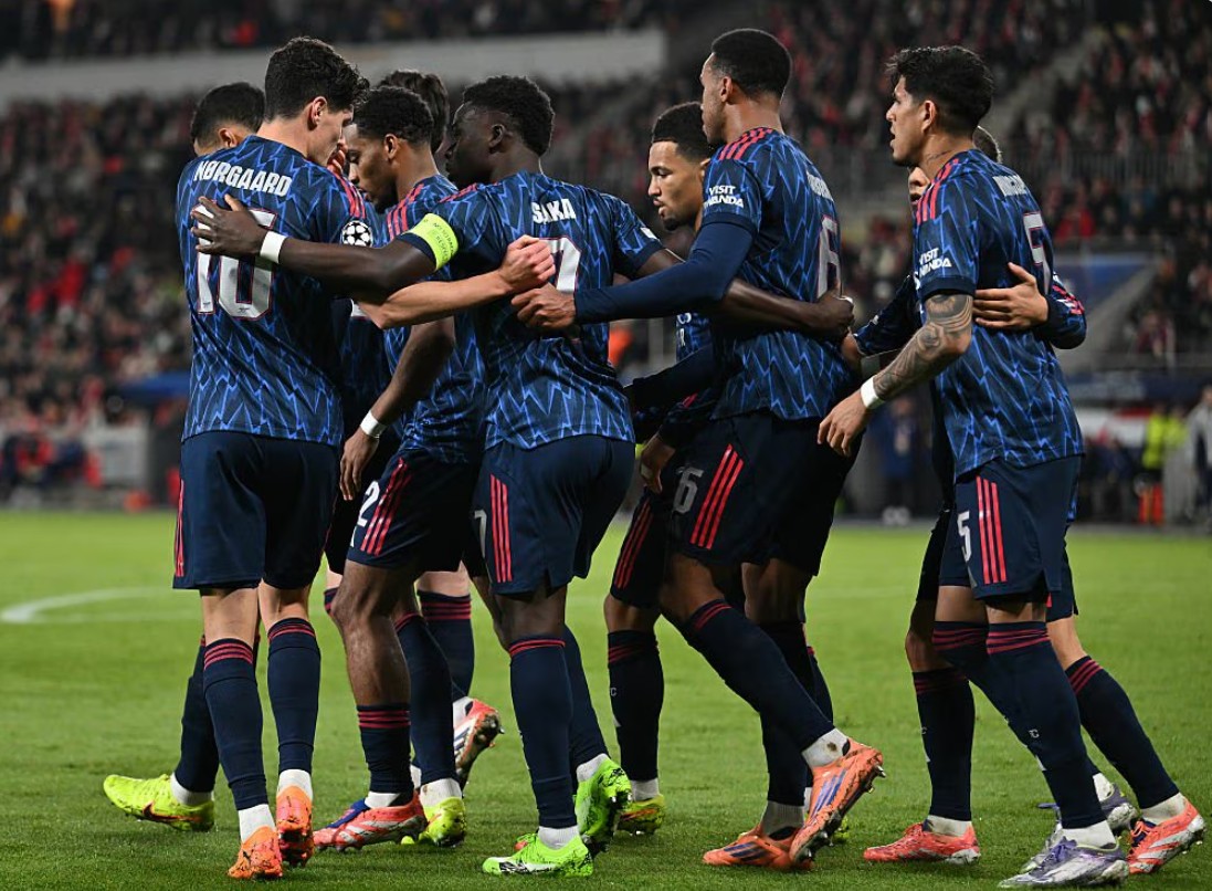 Pemain Arsenal merayakan gol kemenangan menghadapi Slavia Prague dalam lanjutan Liga Champions