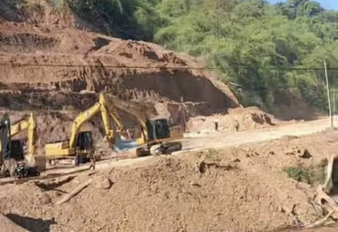 Proyek infrastruktur long segment ruas jalan provinsi Lenangguar-Lunyuk di Kabupaten Sumbawa terus dikebut. Proyek senilai Rp 19 miliar ini baru mencapai 30 persen.