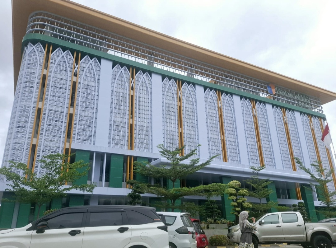 DPRD NTB meminta jajaran direksi dan komisaris baru Bank NTB Syariah untuk menunjukkan kinerja dengan mengejar banyak kredit macet dan mencegah serangan siber yang merugikan nasabah.