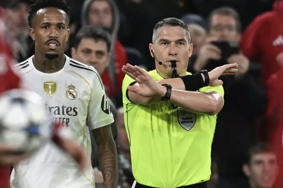 setelah meninjau tayangan melalui VAR, wasit Istvan Kovacs justru membatalkan pelanggaran dan melanjutkan pertandingan dengan drop ball. (Foto: liverpool.com)