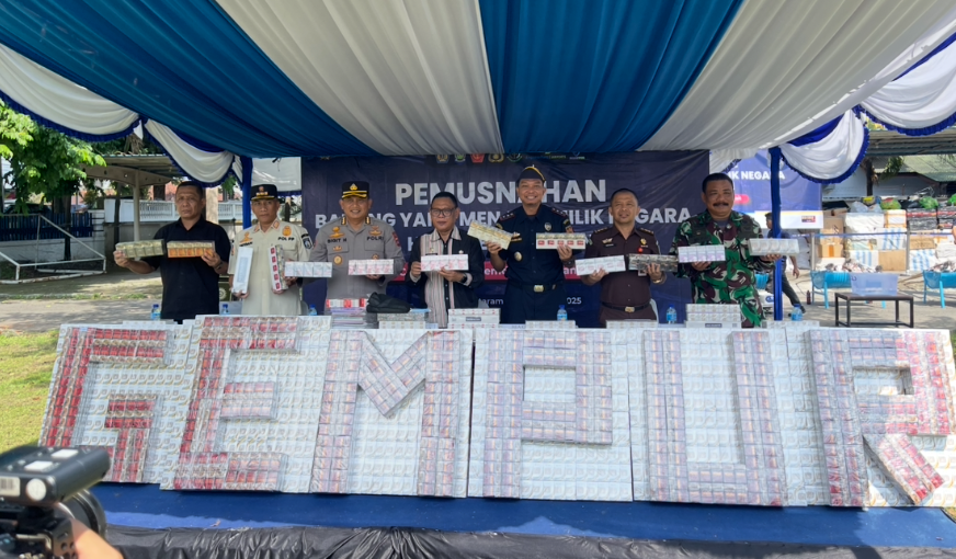 Hasil penyitaan rokok ilegal oleh aparat gabungan mengasilkan berbagai jenis merk tanpa pita cukai.