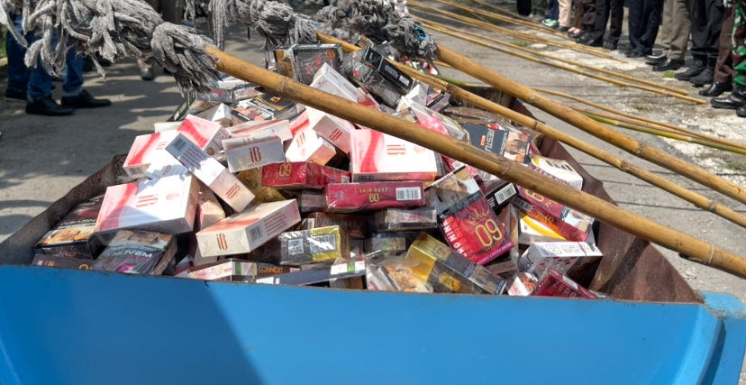 Tumpukan rokok ilegal yang disita tim gabungan dari warung-warung.