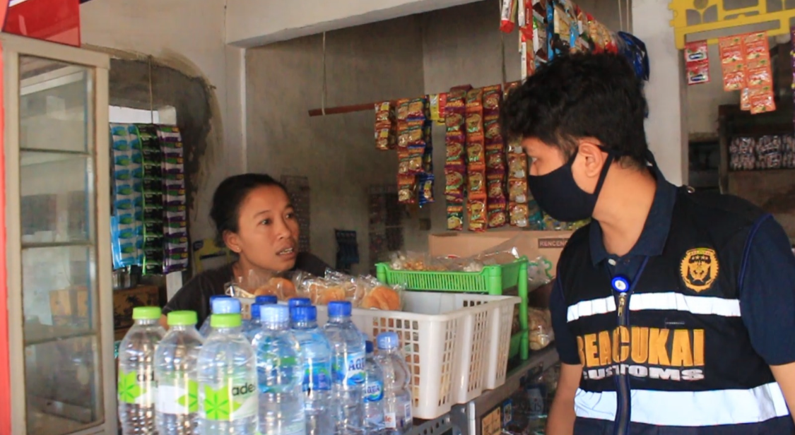 Bea Cukai Mataram saat turun ke warung-warung di Kota Mataram.