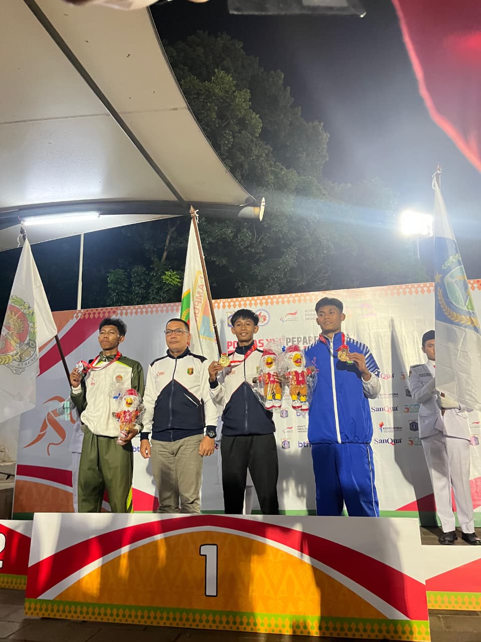Atlet atletik NTB Muhardin Saputra (kanan) meraih medali perunggu di Popnas XVII Jakarta.