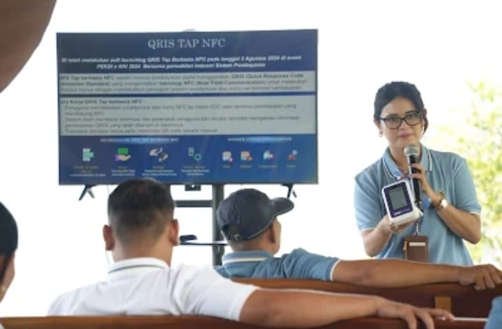 Perwakilan BI dari Sistem Pembayaran saat menjelaskan tentang QRIS TAP NFC di Senggigi.