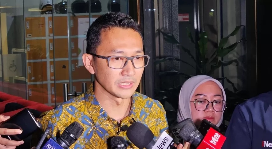 Juru bicara KPK, Budi Prasetyo, memberikan keterangan kepada media di Gedung Merah Putih KPK, Jakarta, Selasa malam (4/11). (JawaPos.com)