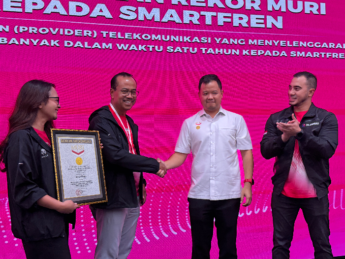 SMARTFREN raih rekor MURI sebagai penyelenggara ajang lari terbanyak di Indonesia lewat program SMARTFREN Fun Run 2025 di 22 kota.