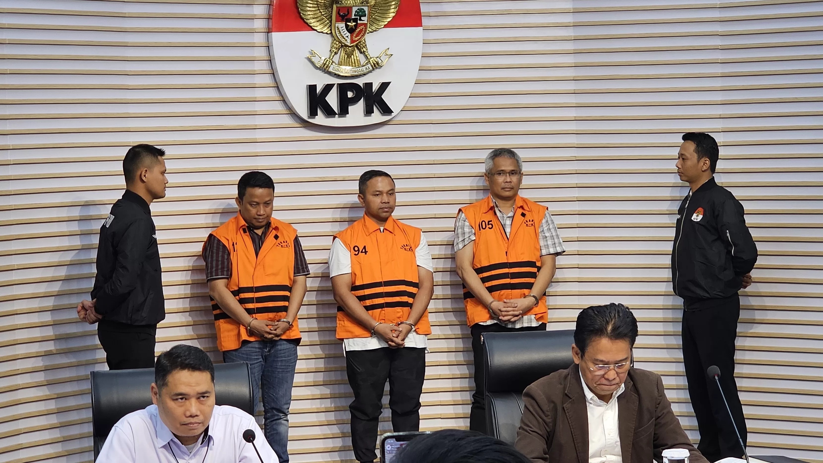 KPK resmi menetapkan Gubernur Riau Abdul Wahid, Kepala Dinas PUPR PKPP M. Arief Setiawan; serta Tenaga Ahli Gubernur Riau, Dani M. Nursalam sebagai tersangka. (Muhamad Ridwan/JawaPos.com)