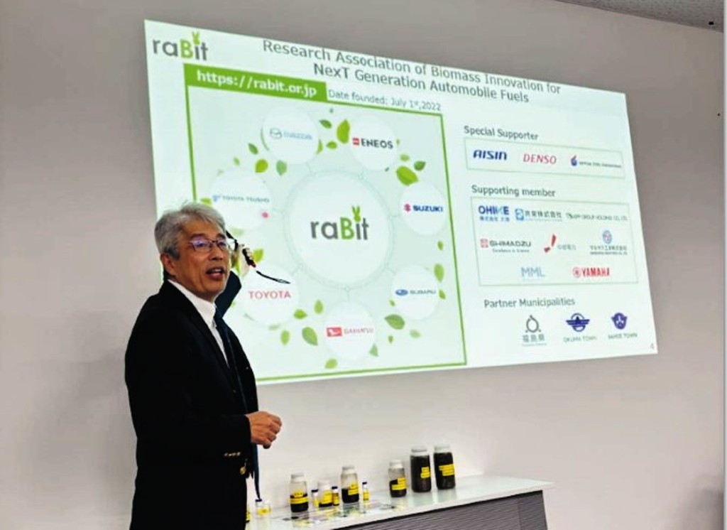 Chairperson  of Steering Committee raBit Yasunobu Seki melihat fasilitas dan menunjukkan sampel etanol.