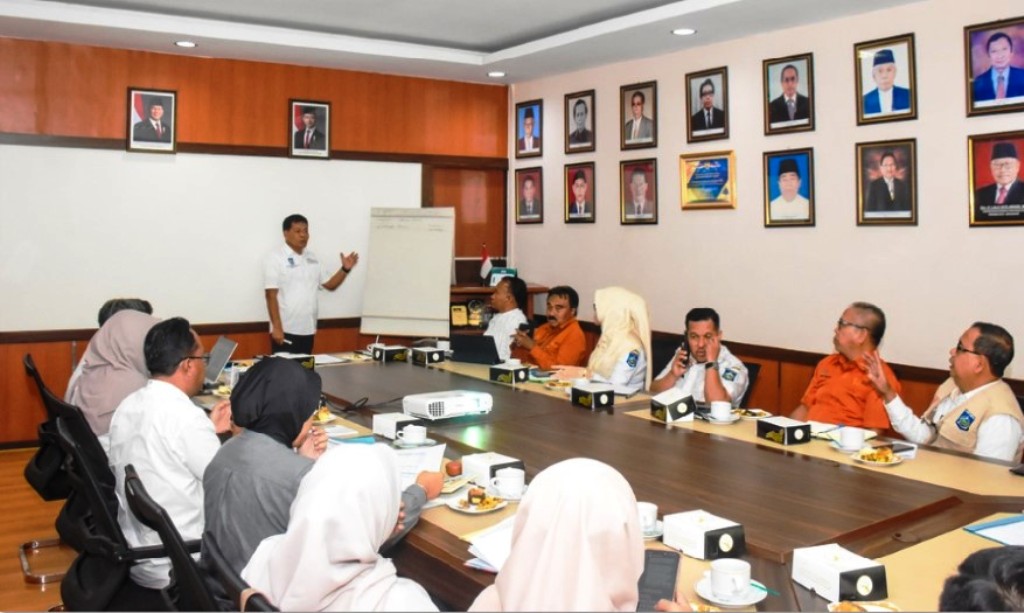 TEKAN INFLASI: Sekda NTB Lalu Mohammad Faozal saat memaparkan strategi untuk menekan inflasi saat rapat HLM TPID yang dihadiri kepala BI dan kepala BPS NTB di ruang rapat