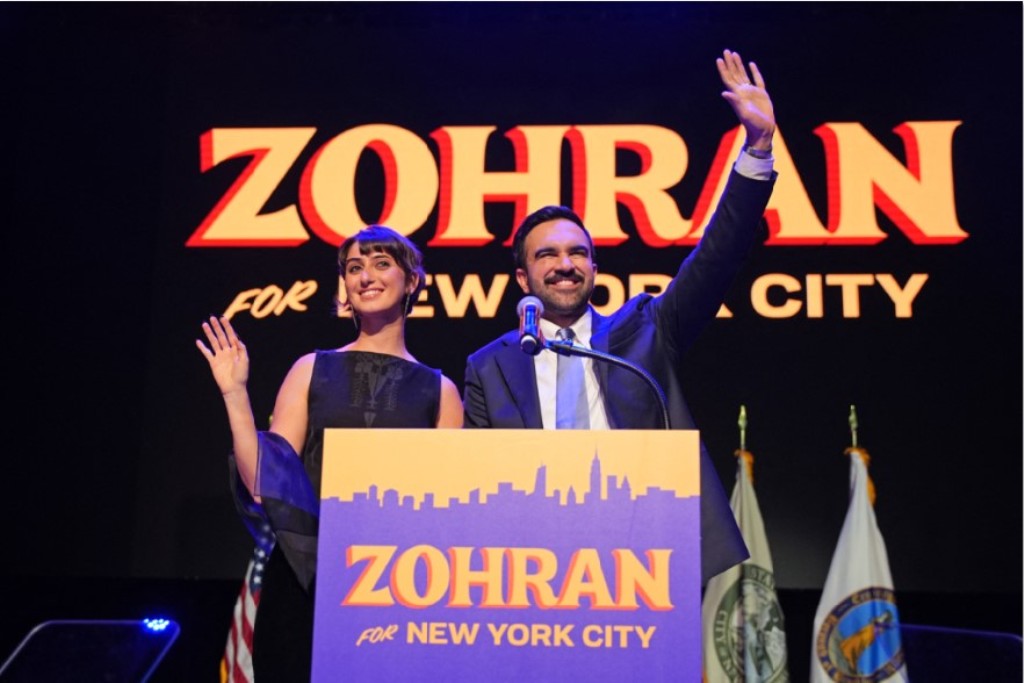 MUSLIM PERTAMA: Calon Wali Kota New York City Zohran Mamdani (kanan) bersama istrinya, Rama Duwaji (kiri) merayakan kemenangan dalam acara malam pemilihan di Brooklyn Paramount Theater di Brooklyn.