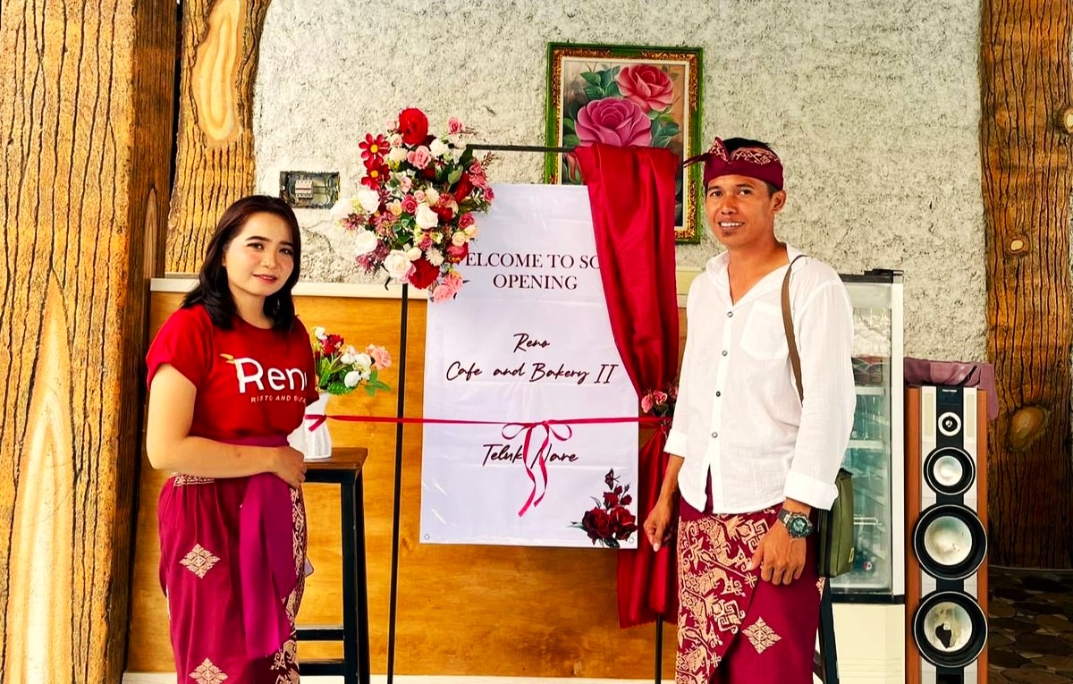 Nora dan suami saat pembukaan cabang Reno Cafe & Bakery di Teluk Nara, Desa Malaka, Kecamatan Pemenang, Lombok Utara, beberapa waktu lalu.