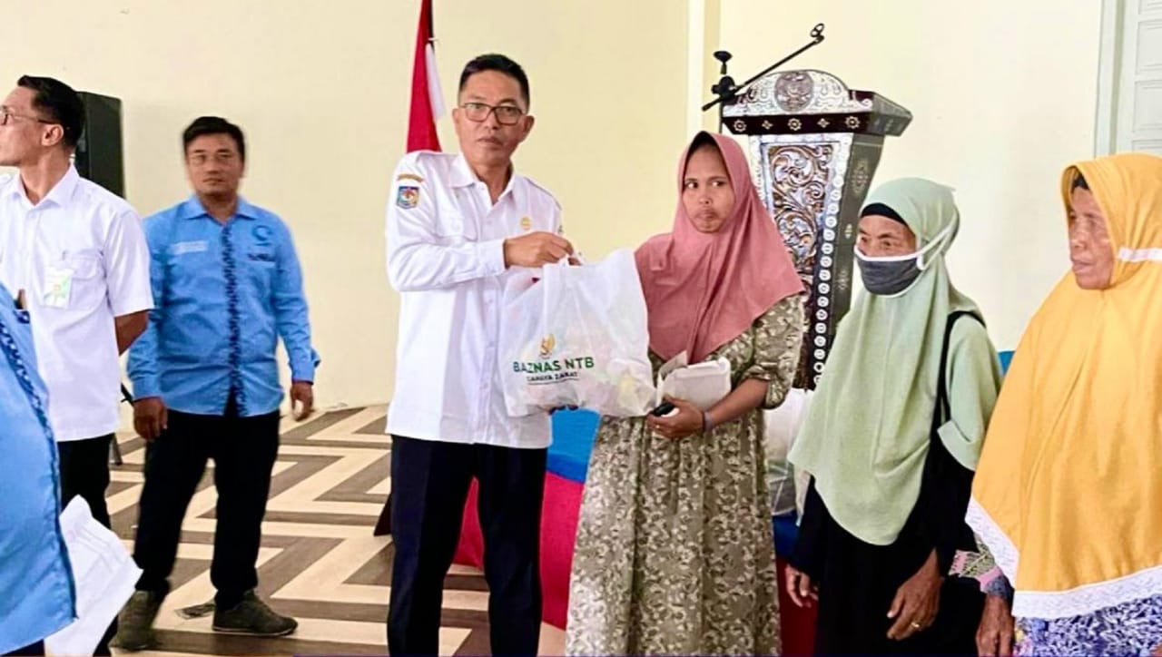 Kepala Disdag NTB Jamaluddin Malady menyerahkan sembako sebagai simbol penguatan APA Loteng, Rabu (5/11).