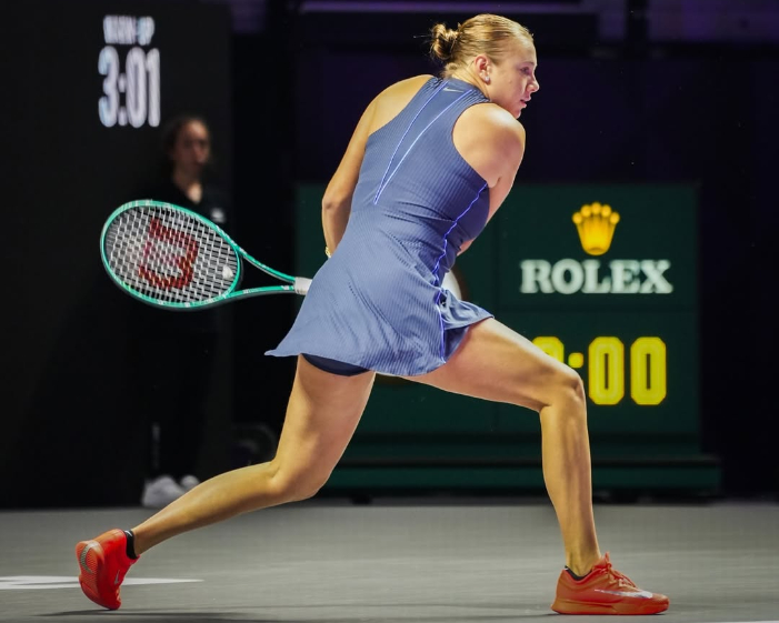 Amanda Anisimova kalahkan Iga Swiatek di WTA Finals 2025 Riyadh dan lolos ke semifinal usai tampil gemilang di laga penentuan grup.