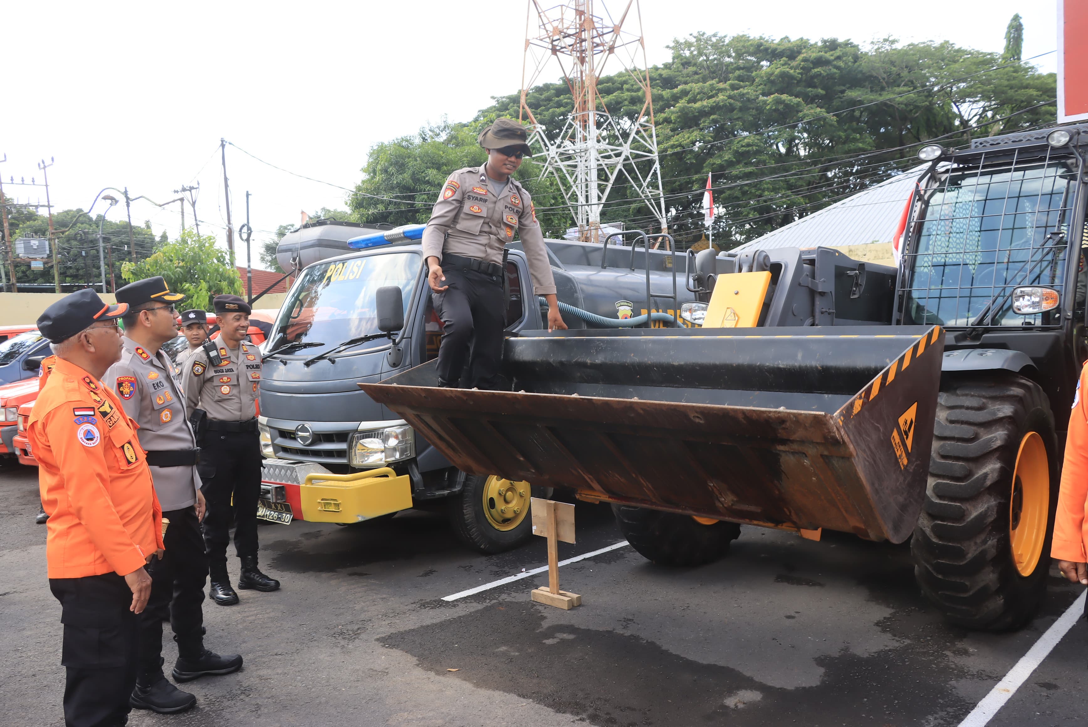 Kapolres Lombok Tengah AKBP Eko Yusmiarto (dua kiri) meninjau sarana dan prasarana pendukung untuk mempercepat respons apabila terjadi bencana di Gumi Tatas Tuhu Trasna, Rabu (5/11)