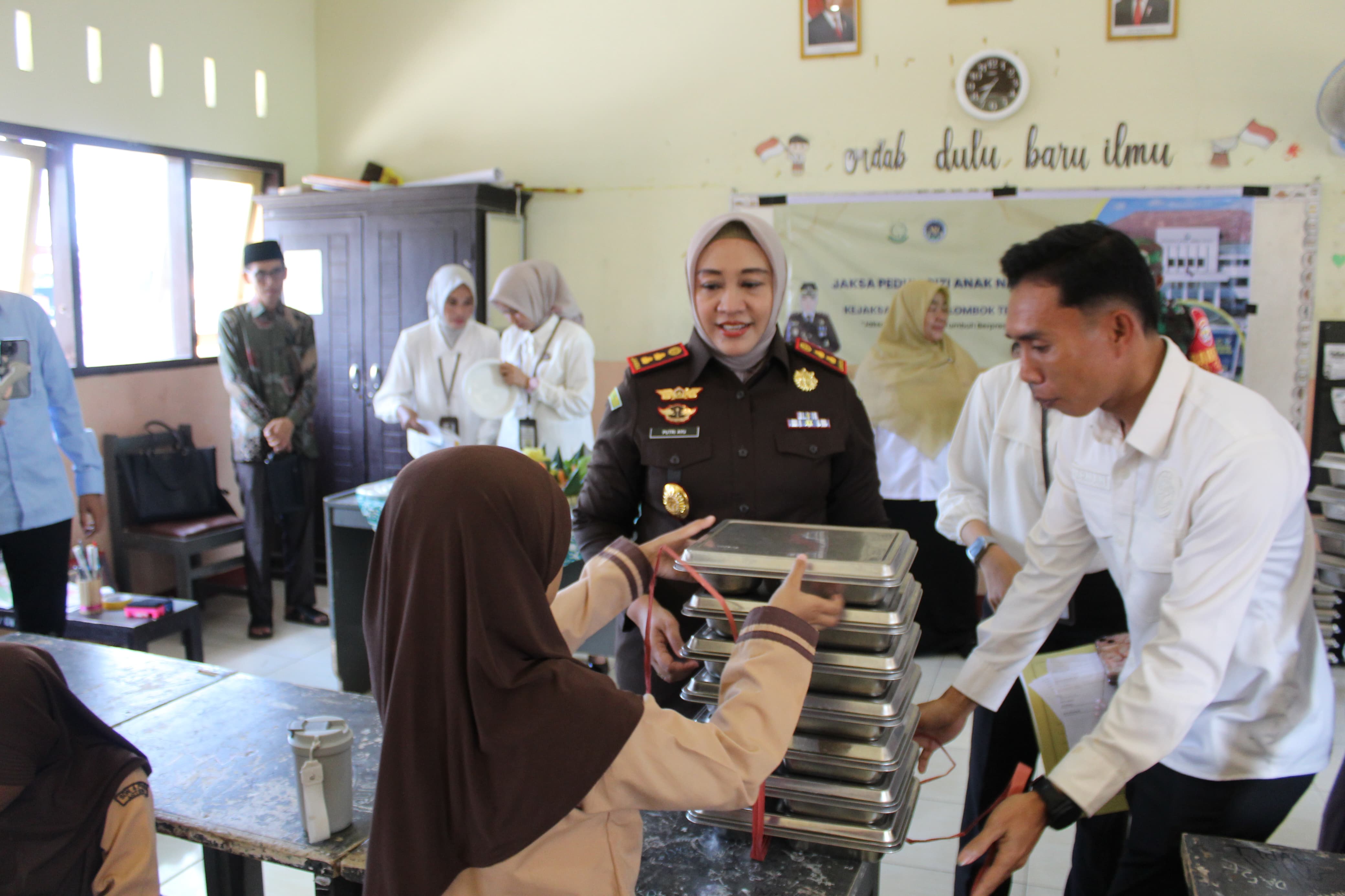 Kepala Kejari Lombok Tengah Putri Ayu Wulandari meninjau pendistribusian program Makan Bergizi Gratis di SDN 4 Praya usai meluncurkan Program Jaksa Peduli Gizi Anak Nasional (Jaga Gizi).