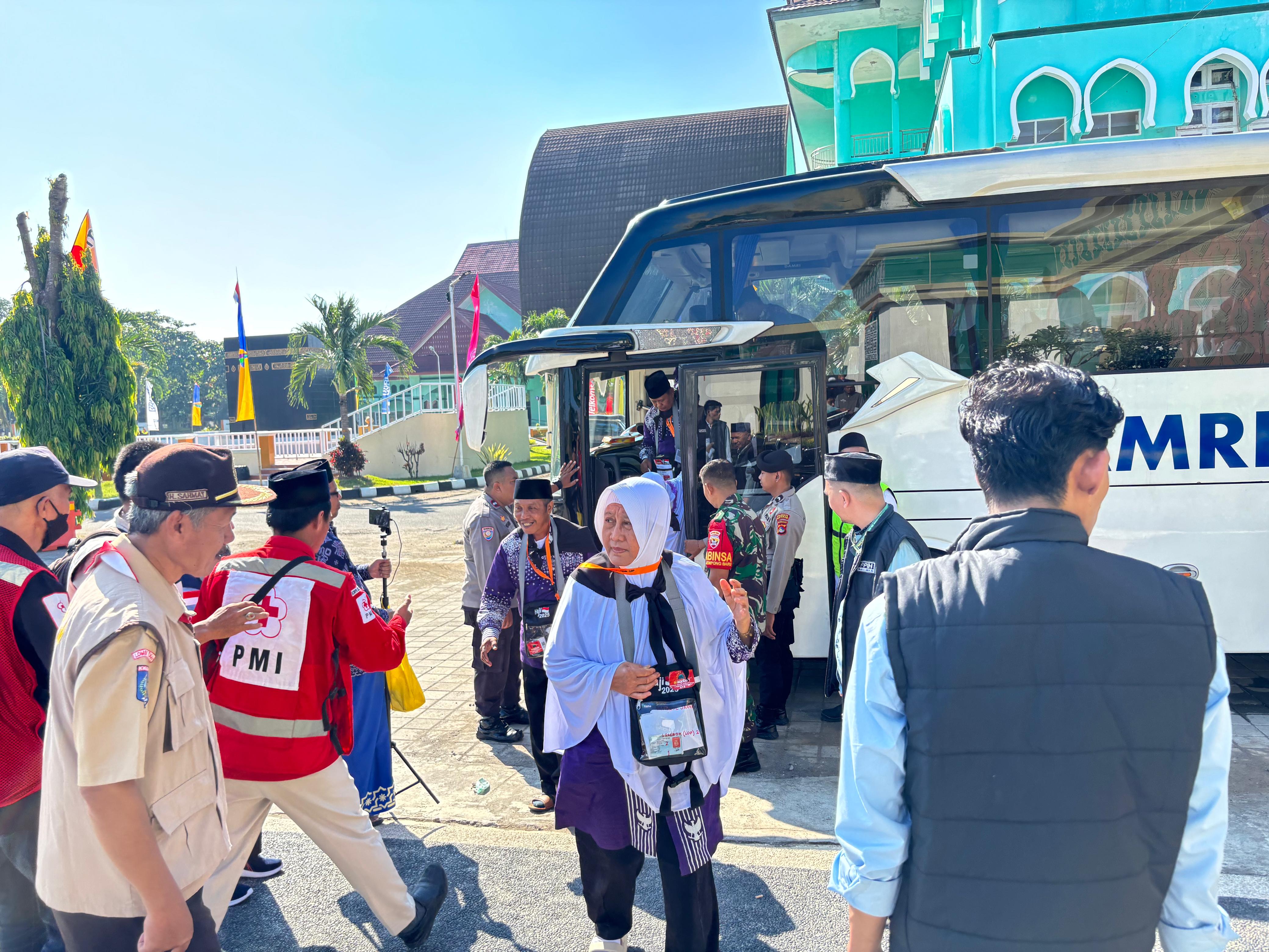 MENUJU TANAH SUCI: Rombongan calon jamaah haji, turun dari bus tiba di aula BIR ALI II UPT Asrama Haji Embarkasi Lombok, di awal Mei lalu.