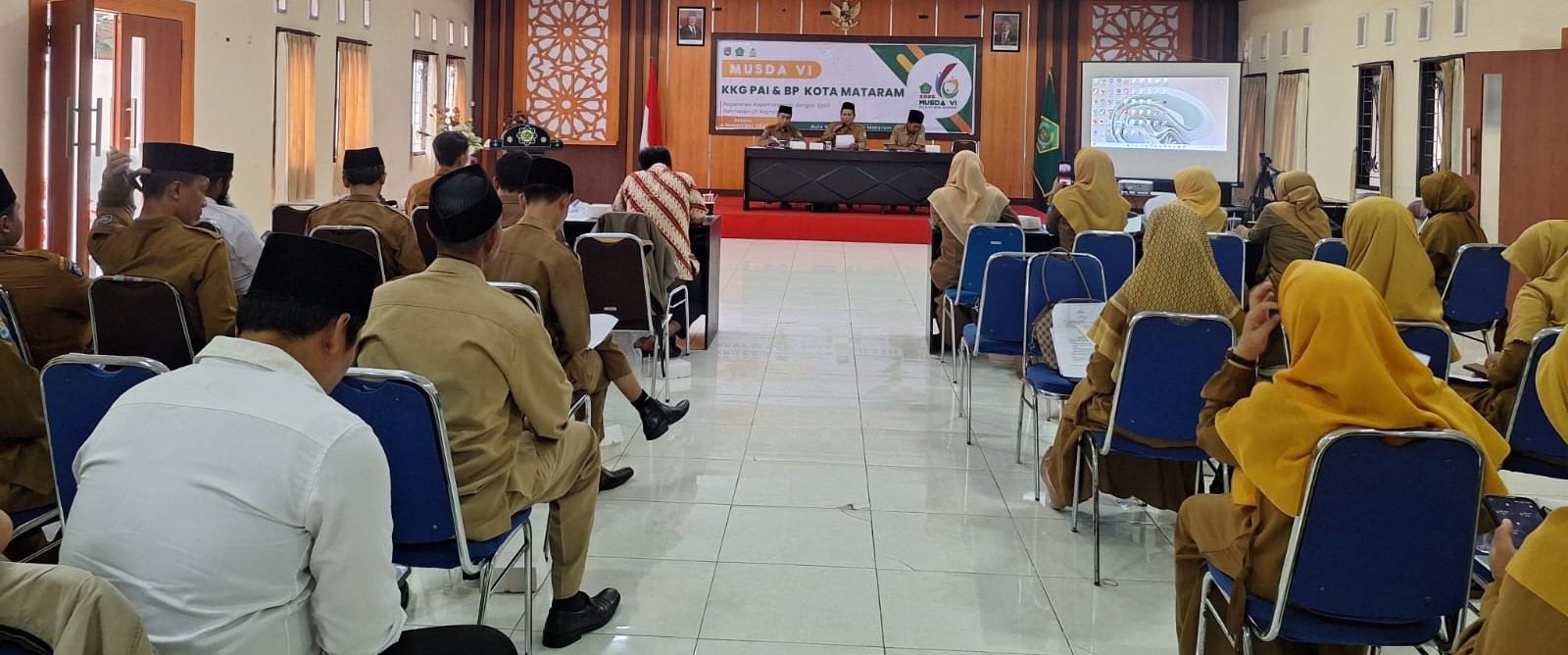 Para guru PAI & BP melaksanakan Musda VI KKG PAI Kota Mataram di Aula Kantor Kemenag Kota Mataram, Selasa lalu (4/11).  Mustaqim terpilih jadi ketua KKG PAI, wujudkan guru PAI adaptif dan profesional.