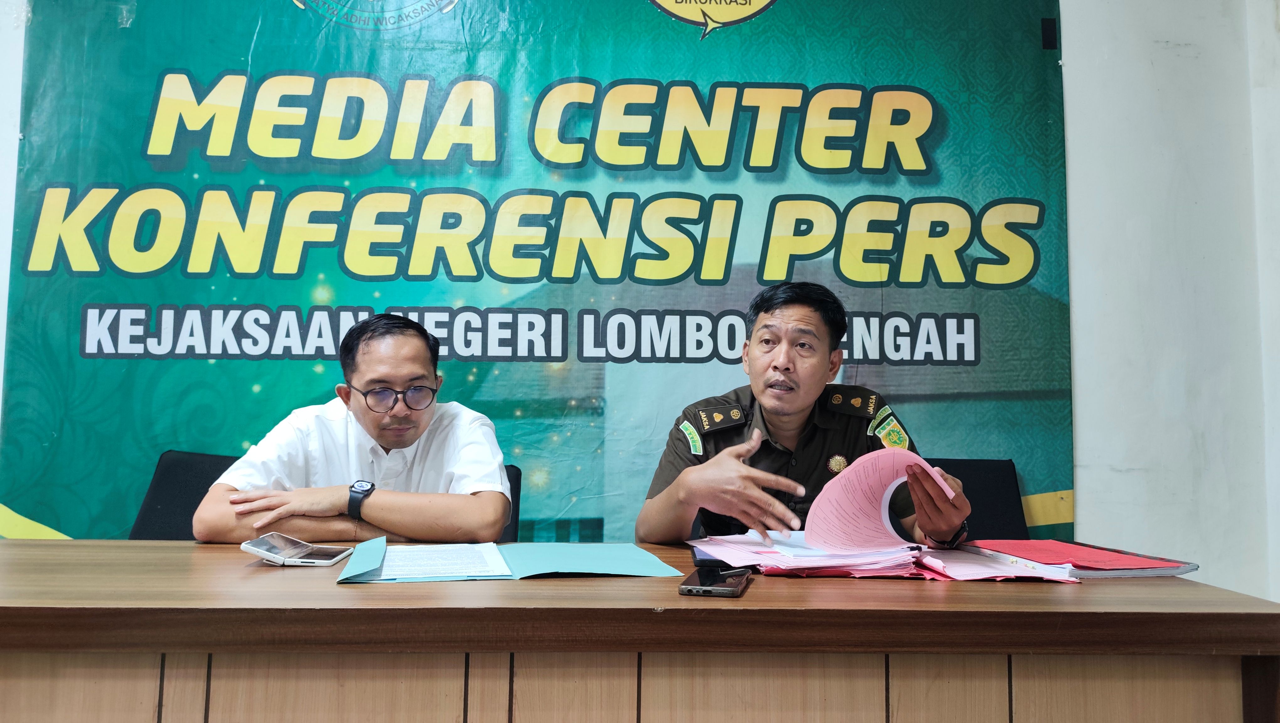 Kasi Pidum Kejari Loteng Fajar Said (kanan) dan Kasi Intelijen Kejari Loteng I Made Juri Imanu (kiri) merilis perkembangan terbaru terdakwa rudapaksa anak di bawah umur, Rabu (5/11).