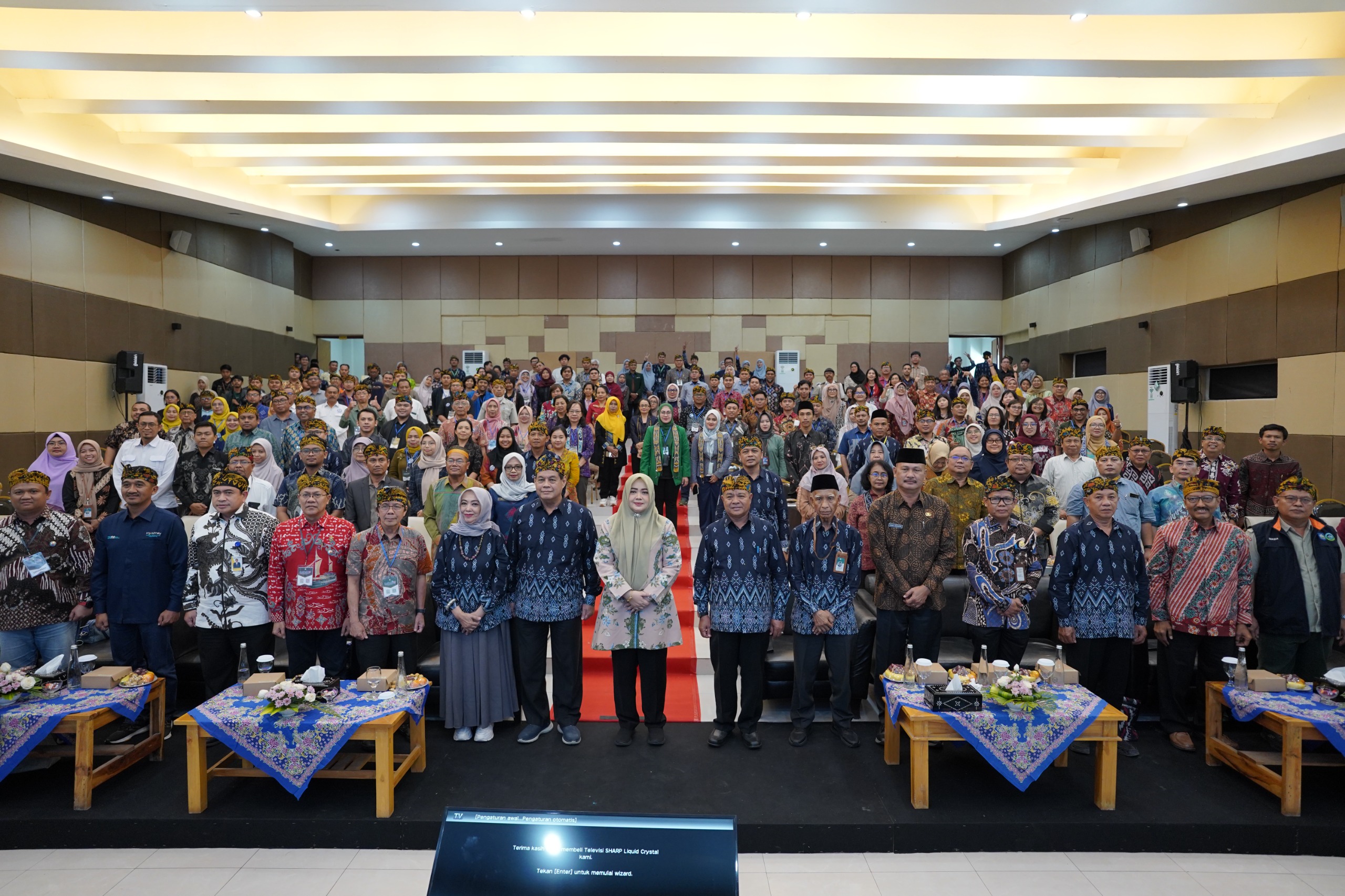 Para akademisi, peneliti, dan praktisi teknik sipil dari seluruh Indonesia pada pelaksanaan KoNTekS ke-19 dan Munas BMPTTSSI di Gedung Teater Ahmad Firdaus Sukmono Unizar, Kamis (6/11).