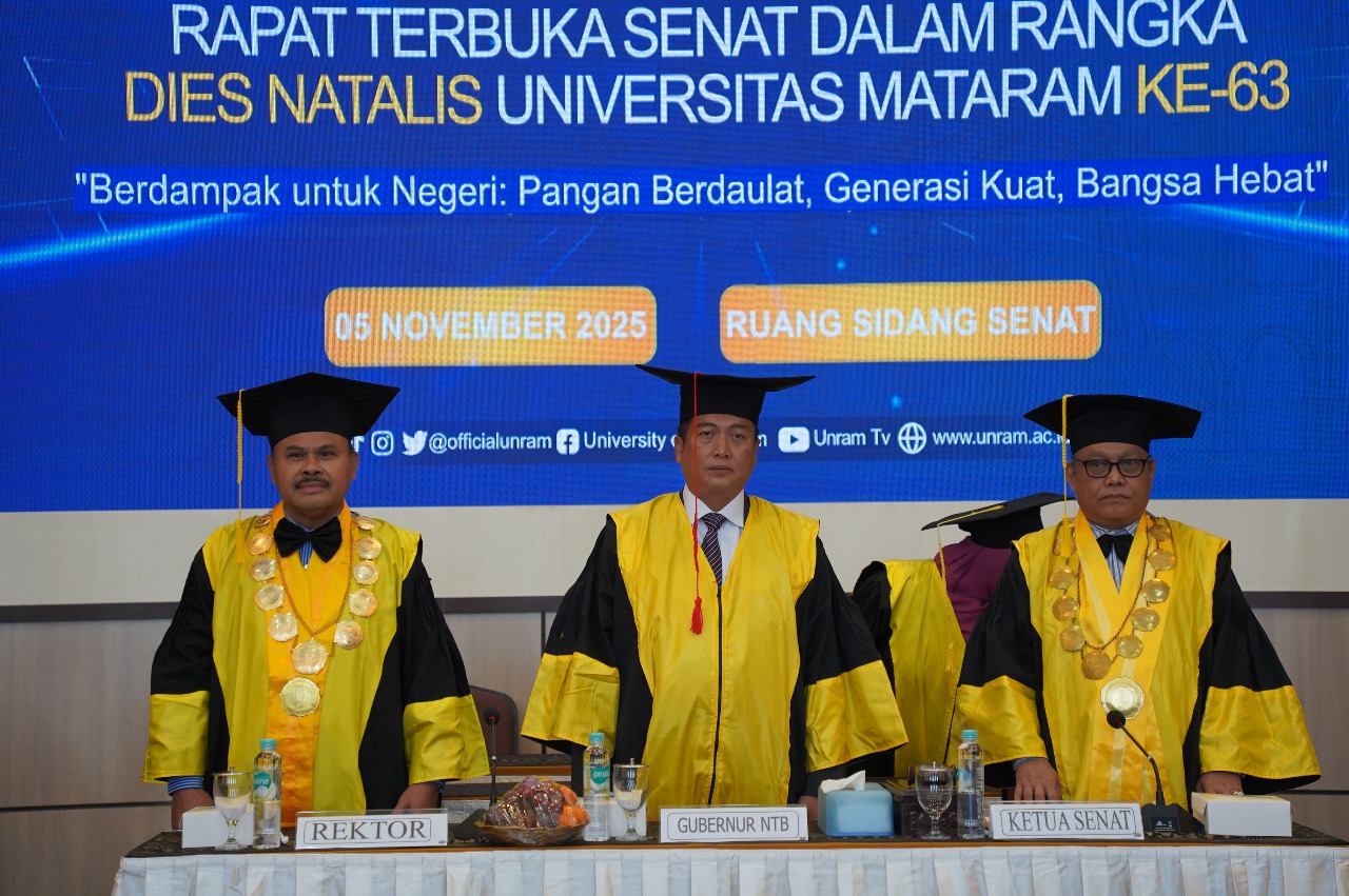 Gubernur NTB Dr Lalu Muhamad Iqbal (tengah) bersama Rektor Unram Prof. Ir. Bambang Hari Kusumo (kiri) merayakan Dies Natalis ke-63 dalam Rapat Terbuka Senat dan Orasi Ilmiah.