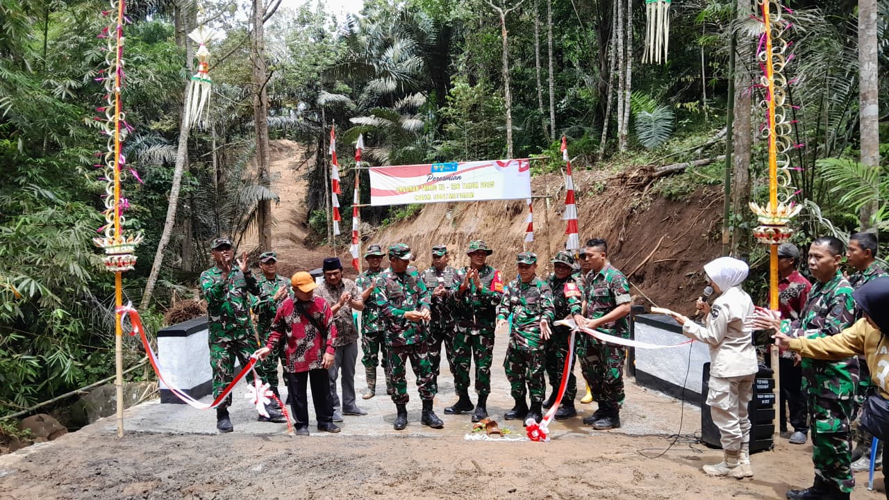 DIRESMIKAN: Danrem162/Wira Bhakti Brigjen TNI Mochammad Sjasul Arief dan Dandim 1606/Mataram Kolonel Inf Nyarman meresmikan jembatan penghubung di Desa Giri Madya, Lingsar, Lombok Barat, Kamis (6/11).