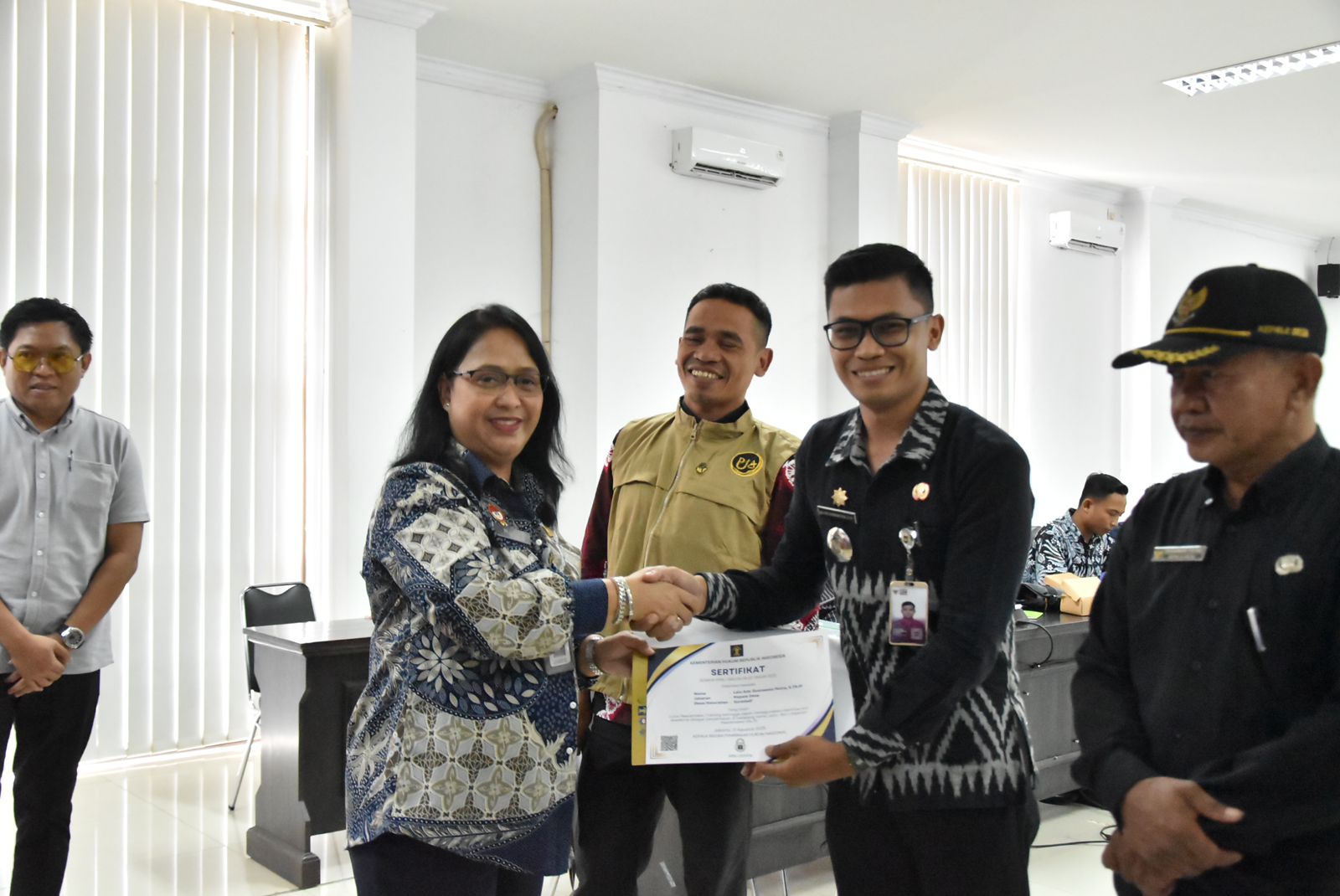 Kakanwil Kemenkum NTB I Gusti Putu Milawati menyerahkan sertifikat Peacemaker Training kepada empat Kepala Desa di Kabupaten Lombok Timur.