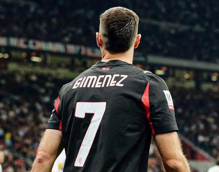 Santiago Gimenez, striker AC Milan yang tengah cedera, dan kini harus menepi.