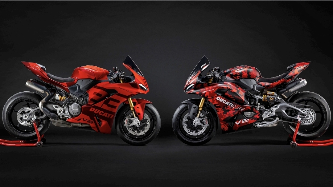 Tak hanya tampil keren, Ducati Panigale V2 Marc Marquez dan Pecco Bagnaia ini juga dibekali jantung mekanis yang sama ganasnya dengan tampilan luarnya. (istimewa)