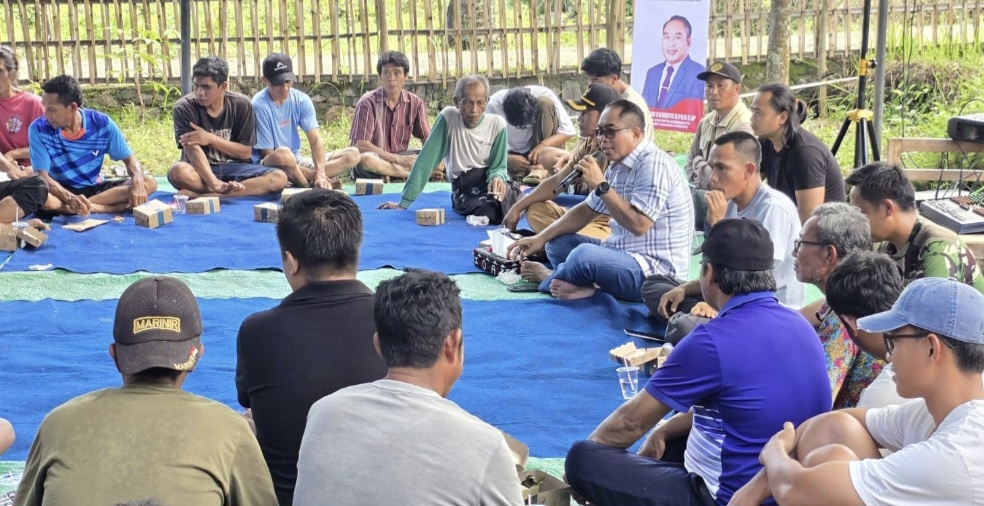 Anggota DPRD NTB Sudirsah Sujanto saat melakukan reses di Desa Medana Kecamatan Tanjung, Kabupaten Lombok Utara (KLU), Rabu (5/11). Salah satu keluhan warga soal minimnya PJU di jalan raya.
