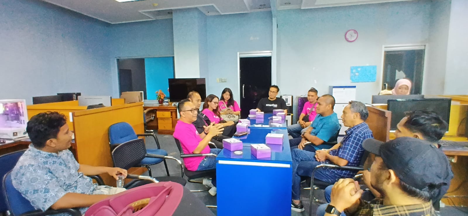 DISKUSI: Management XLSMART dan Lombok Post saat berdiskusi potensi yang dimiliki Provinsi NTB di Graha Pena Lombok, Kamis (6/11). (NURUL/LOMBOK POST)