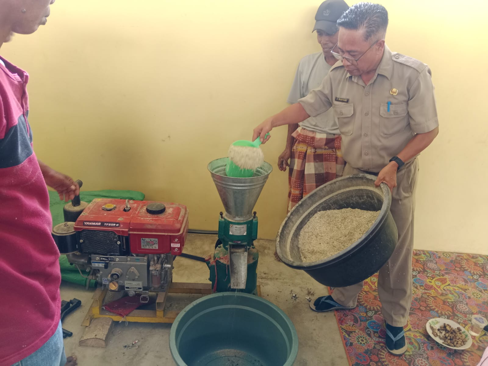 Sejumlah peternak di Lombok Timur saat diberikan materi cara pembuatan pakan modern