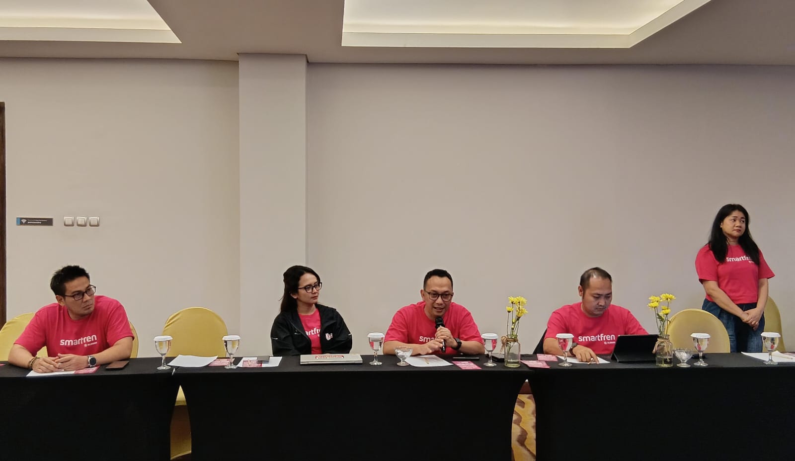Management Smartfren XLSMART saat paparkan kabar gembira bagi para pencinta lari dan komunitas di NTB untuk gelaran Smartfren Fun Run 2025 Bima. (NURUL/LOMBOK POST)