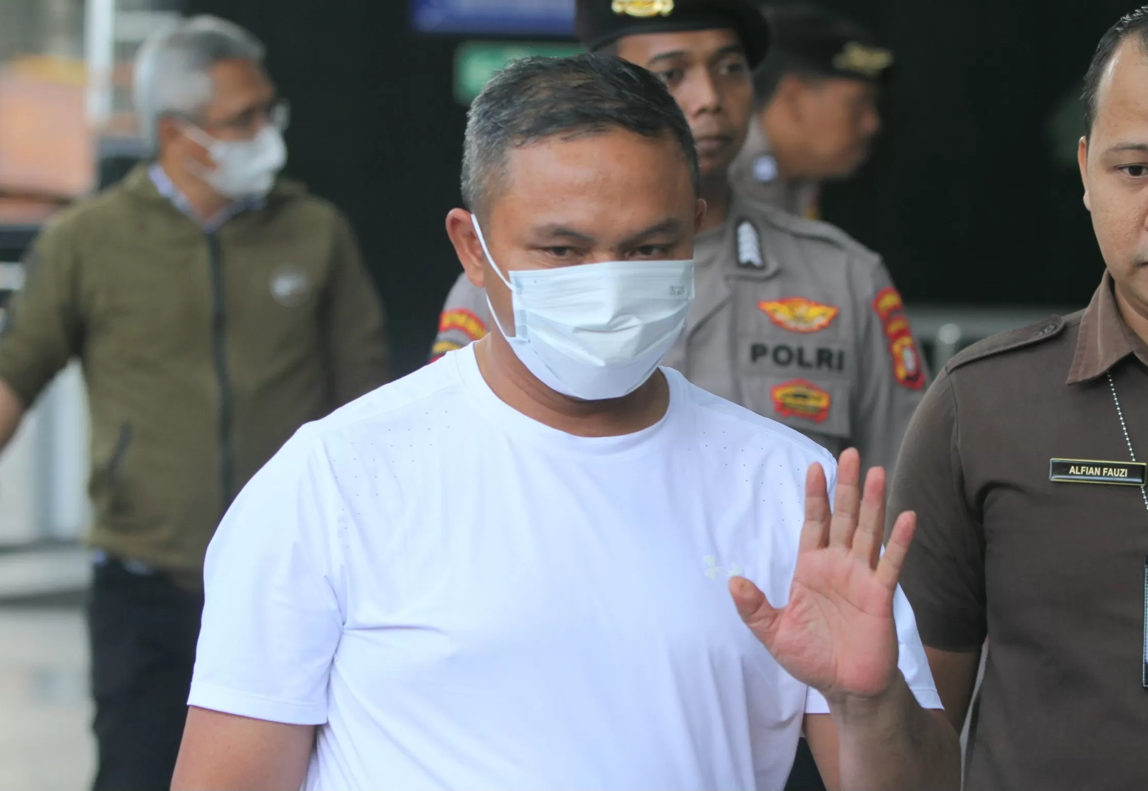 Gubernur Riau Abdul Wahid saat tiba di Gedung Merah Putih KPK. (FOTO: JAWAPOS.COM)