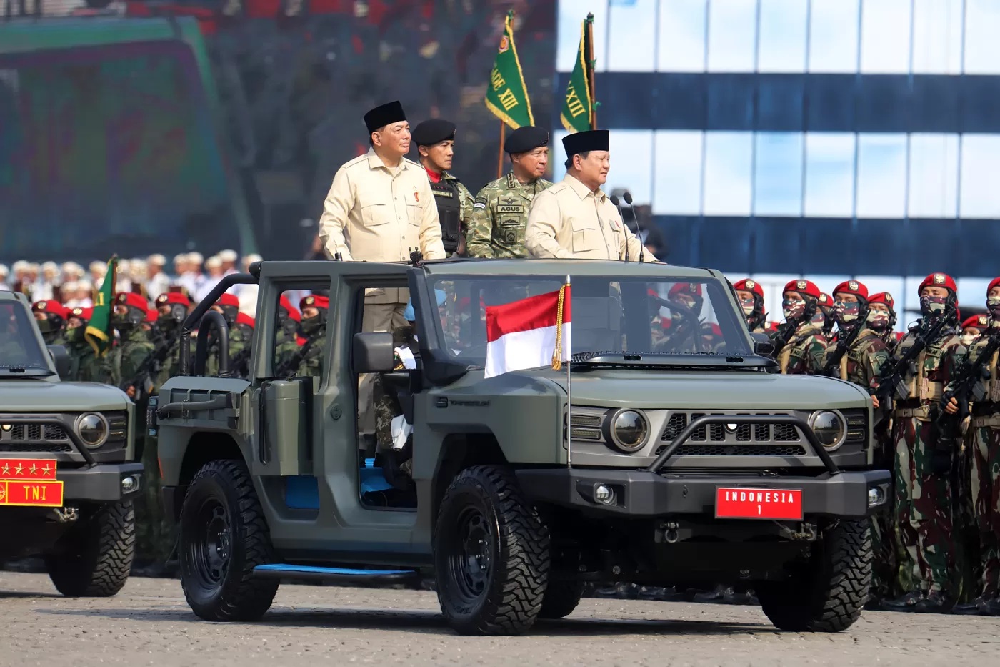 Presiden Prabowo Subianto didampingi Menteri Pertahanan Sjafrie Sjamsoeddin, Panglima TNI Jenderal TNI Agus Subioyanto dan Komandan Upacara HUT TNI Letjen Bambang Trisnohadi. (FOTO: JAWAPOS.COM)