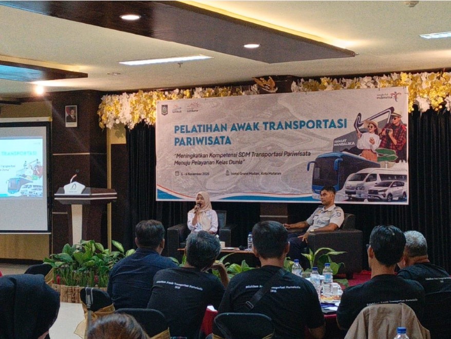 PELATIHAN: Suasana pelatihan Awak Transportasi Pariwisata yang digelar Dinas Pariwisata NTB di Hotel Madani Mataram.