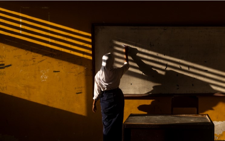 DONGKRAK IPM: Seorang siswi SMP 1 Mangkung, Lombok Tengah sedang membersihkan papan tulis jelang dimulainya aktivitas belajar. Saat ini harapan lama sekolah di NTB mencapai 13,99 tahun.