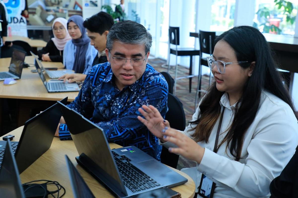 Menteri Ketenagakerjaan, Prof. Yassierli dalam berbagai kesempatan menekankan program pemagangan harus menjadi instrumen strategis menyiapkan lulusan baru untuk masuki dunia kerja dengan keterampilan.