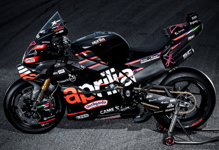 Fabiano Sterlacchini ungkap kemajuan besar Aprilia Racing di MotoGP 2025. Marco Bezzecchi disebut jadi kunci pengembangan RS-GP.