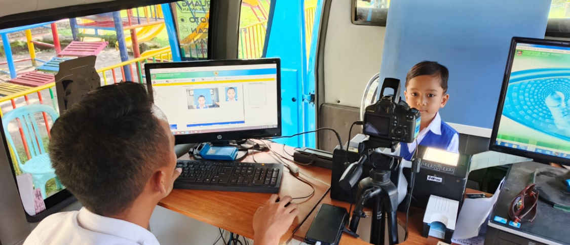 Seorang anak TK tengah diambil foto untuk pembuatan KIA.