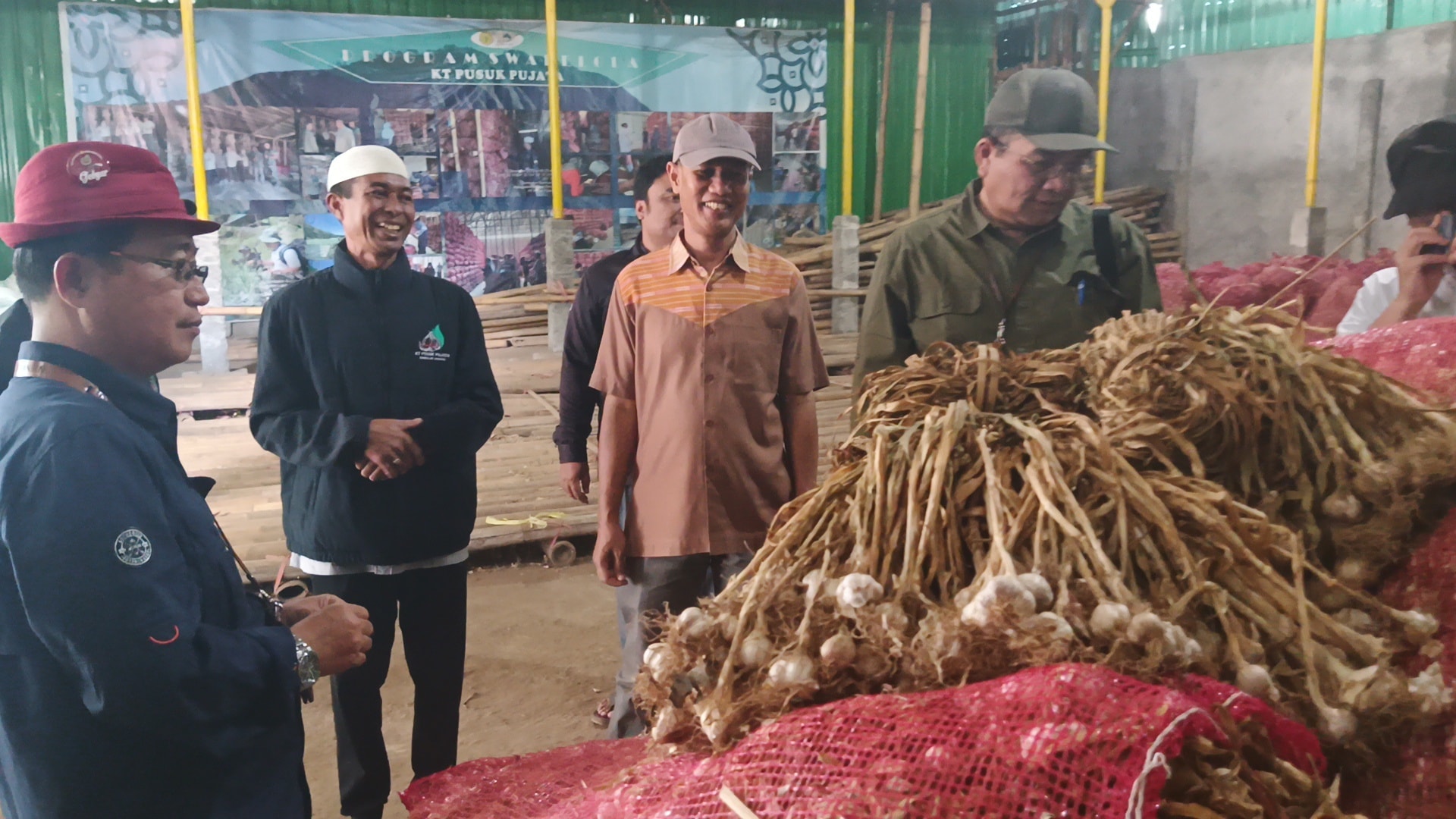 Plt Kepala Distanbun NTB Muhammad Riadi (tengah), saat menemani tim Kementan RI, pascapanen raya bawang putih di Sembalun, Lotim, Kamis (6/11).