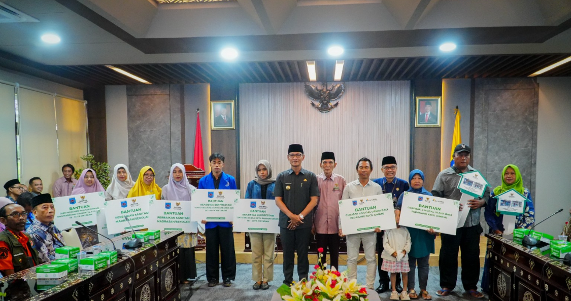 Kegiatan penyerahan bantuan program Baznas Kota Mataram berlangsung khidmat dan dihadiri jajaran Pemkot, camat, lurah, dan perwakilan lembaga keagamaan.