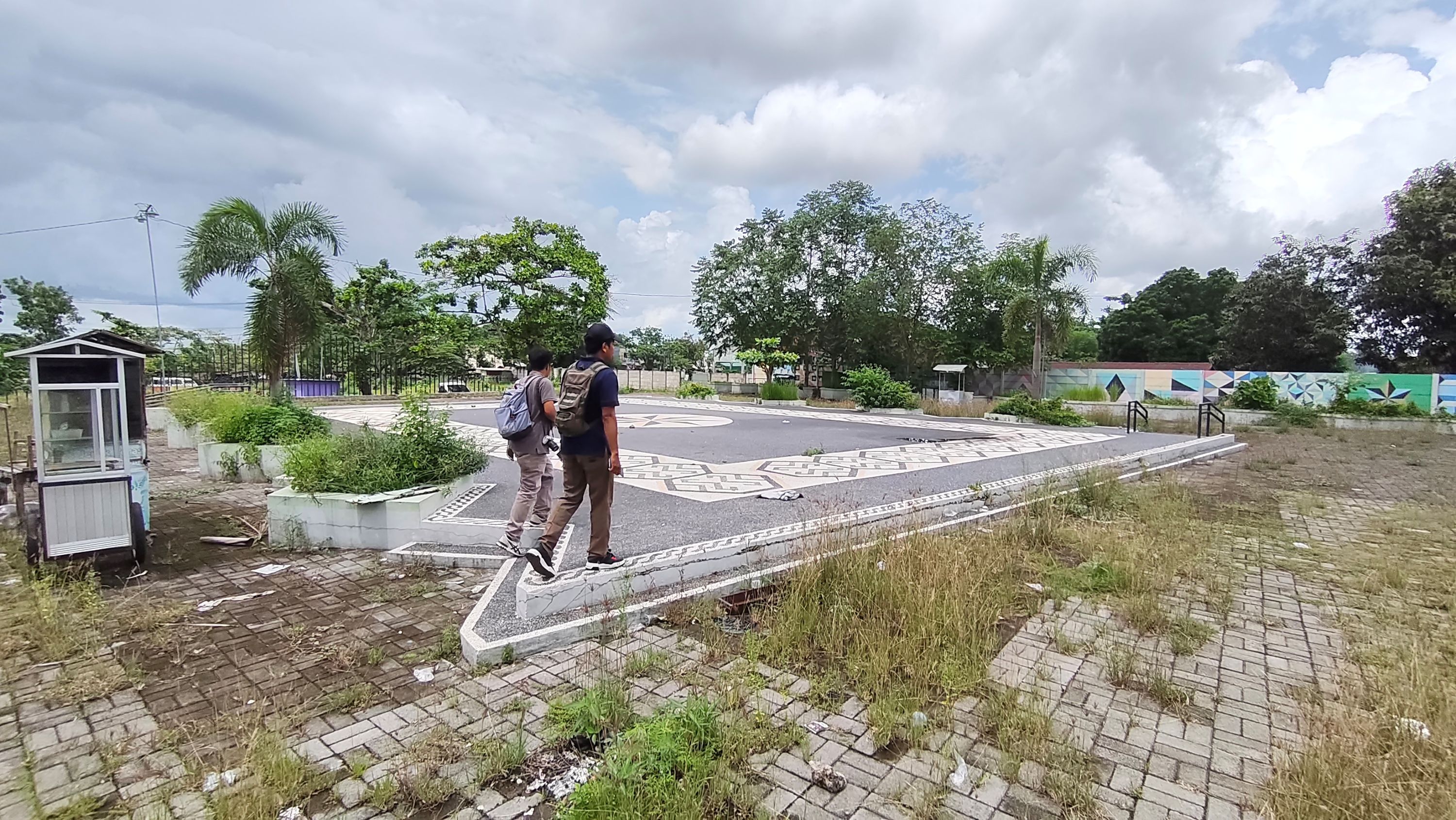 Pacadiresmikan Bupati Loteng Lalu Pathul Bahri tahun lalu, RTH Renteng terbengkalai tanpa aktifitas dan dipenuhi semak belukar, Kamis (6/11).