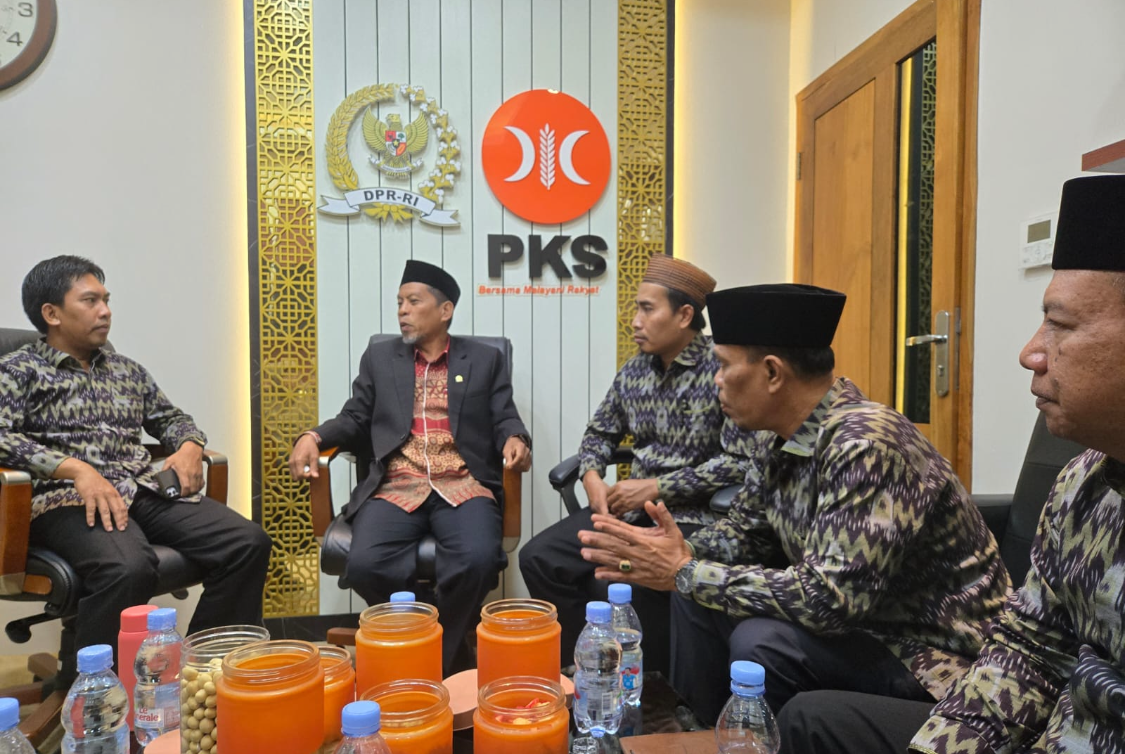 Ketua Fraksi PKS DPRD Kota Mataram Ismul Hidayat dan anggota saat berkunjung ke anggota DPR RI Fraksi PKS Abdul Hadi.