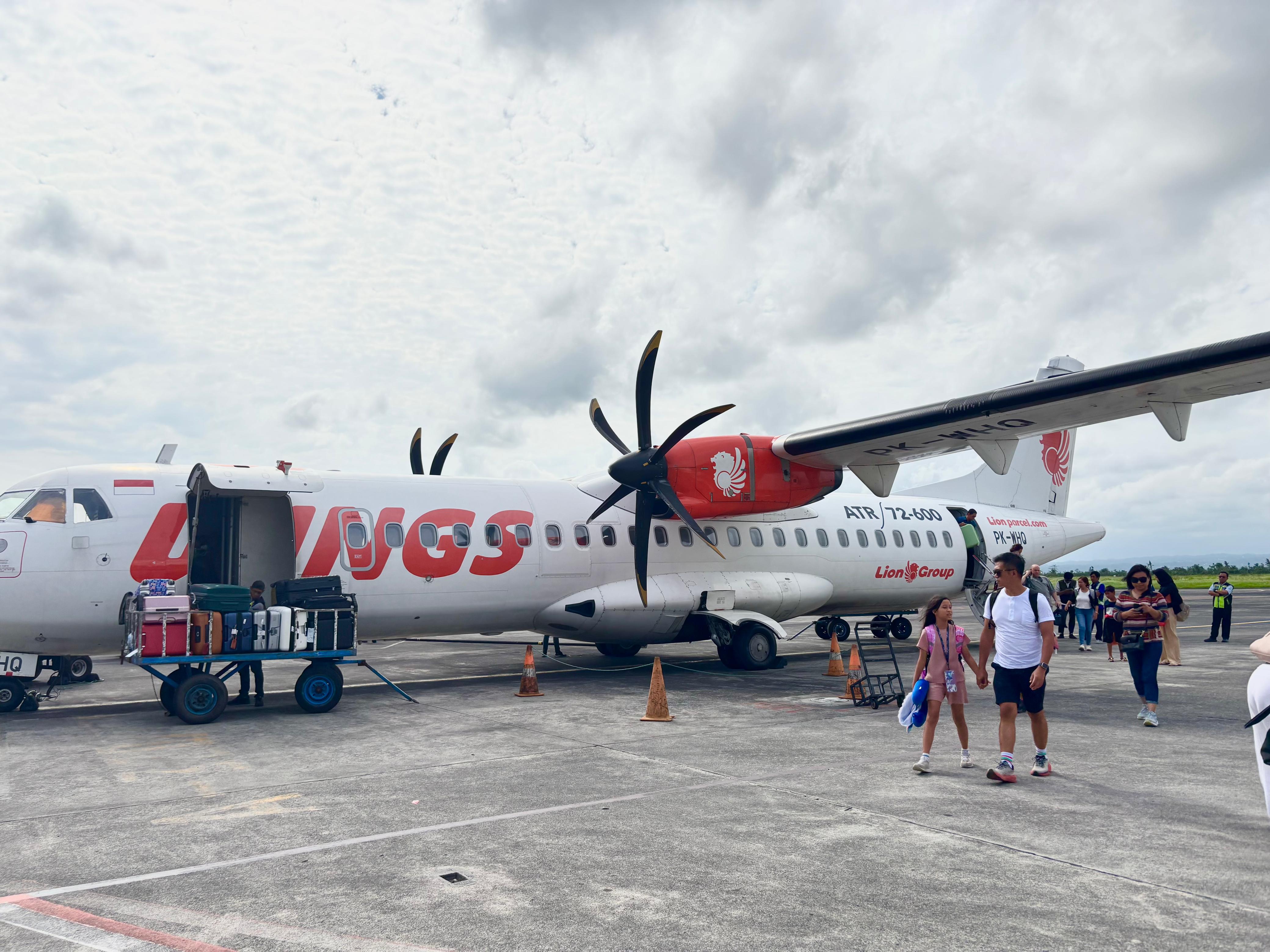 TRANSPORTASI UDARA: Penumpang turun di Bizam dari bandara Ngurah Rai Bali, menggunakan pesawat jenis ATR Wings Air, beberapa waktu lalu.