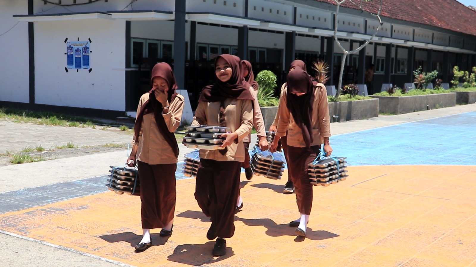 PROGRAM MBG: Sejumlah siswi SMAN 2 Praya mengangkat beberapa paket MBG untuk di bawa ke ruang kelas, beberapa waktu lalu.